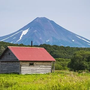 Little hut in front of the Ilyinsky (volcano), Kurile Lake, Kamchatka, Russia, Eurasia