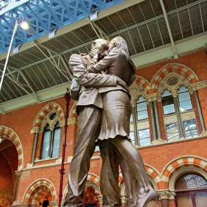 The Meeting Place bronze statue, St. Pancras Railway Station, London, England, United Kingdom, Europe