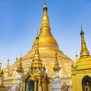 Monk praying before the Shwedagon pagoda, Yangon (Rangoon), Myanmar (Burma), Asia