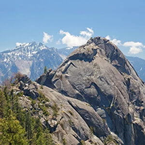 Moro Rock and the high mountains of the Sierra Nevada, Sequoia National Park