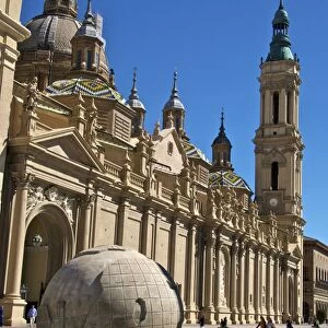 Nuestra Senora del Pilar Basilica, with stone world sculpture Saragossa (Zaragoza), Aragon, Spain, Europe