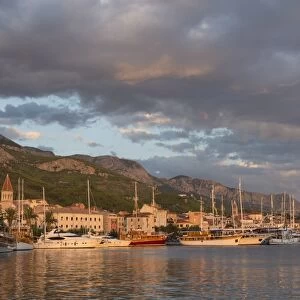 Old town with many Venetian style houses and boats in harbour, Makarska, Croatia, Europe