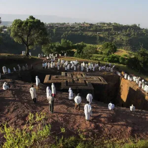 Pilgrims wearing traditonal gabi (white shawl) at festival at rock-hewn monolithic church of Bet Giyorgis (St. George s), roof shaped like a Greek cross, Lalibela, UNESCO World Heritage Site