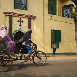 Rickshaw in front of St. Josephs Convent, Chandernagor (Chandannagar), former French colony, West Bengal, India, Asia