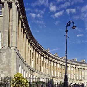 The Royal Crescent designed by John Wood the Younger and built 1767-74 comprising 30 houses in a 200m arc overlooking the town, Bath, Avon, England, United
