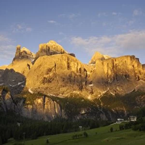 Sella Gruppe and Colfosco at dawn, Dolomites, Italy, Europe