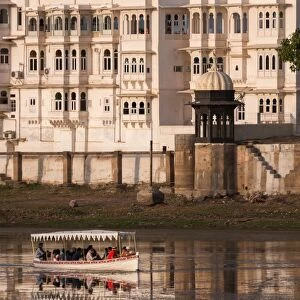 Tourists on a boat on Lake Pichola in Udaipur, Rajasthan, India, Asia