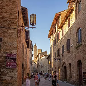 View of narrow street in San Gimignano, San Gimignano, Province of Siena, Tuscany, Italy, Europe