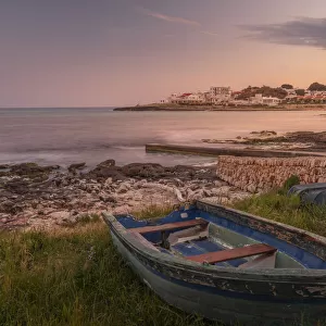 View of Playa Punta Prima and rowing boat at dusk, Punta Prima, Menorca, Balearic Islands, Spain, Mediterranean, Europe