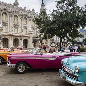 Vintage American cars parking outside the Gran Teatro (Grand Theater), Havana, Cuba