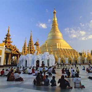 Worshippers at the great golden stupa, Shwedagon Paya (Shwe Dagon Pagoda)