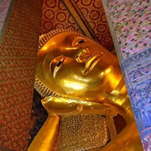 Giant reclining gold Buddha statue at Wat Pho temple, Bangkok, Thailand