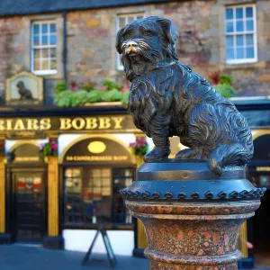 Statue of Greyfriars Bobby and pub on Candlemaker Row, Edinburgh, Scotland