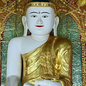 Asia, Southeast Asia, Myanmar, Sagaing, Sagaing hill, buddha statue in the main temple