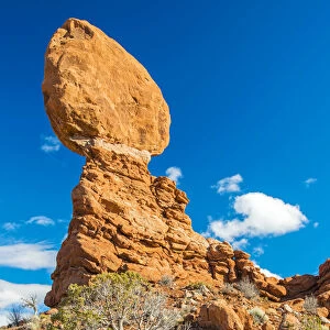 Balanced Rock, Arches National Park, Utah, USA