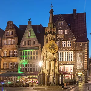 Bremer Roland and historic houses on the market square in the evening, Bremen, Germany