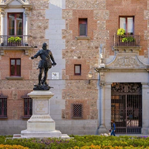 The Casa de Cisneros and Statue of Admiral Don Alvaro de Bazan in the Plaza de la Villa