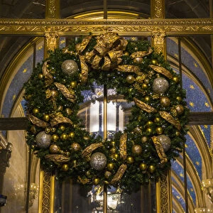Christmas wreath, Manhattan, New York City, New York, USA