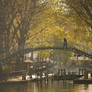 France, Paris, Canal St-Martin, canal footbridge