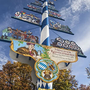 Germany, Bavaria, Munich, Viktualienmarkt, food market, Bavarian maypole