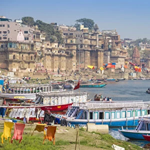 India, Uttar Pradesh, Varanasi, View of Varanasi and Ganges river