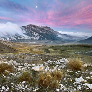 Italy, Abruzzo, Monte Prena and grassland of Campo Imperatore in typical autumn colors