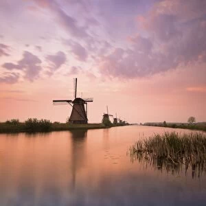 Kinderdijk, Netherlands The windmills of Kinderdijk resumed at sunrise