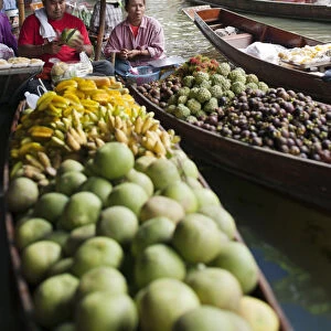 South East Asia, Thailand, Ratchaburi province, fruit vendors at the Damnoen Saduak