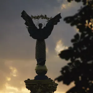 Statue in Independence Square (Maydan Nezalezhnosti) at sunset, Kiev, Ukraine