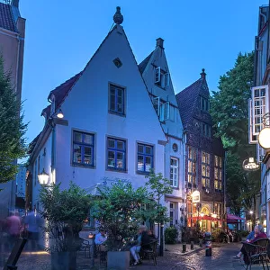 Street cafes in the historic Schnoor district in the evening, Bremen, Germany
