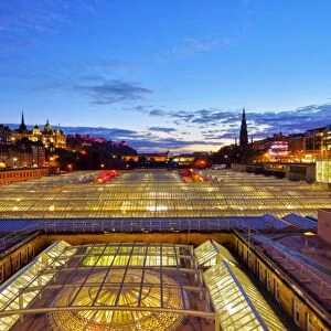 UK, Scotland, Lothian, Edinburgh, Waverley Train Station located between the Old Town