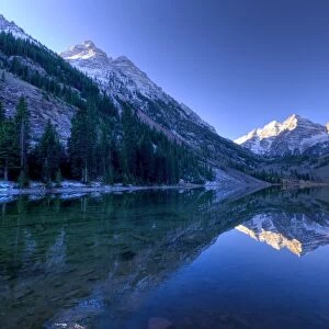 USA, Colorado, Maroon Bells Mountain reflected in Maroon Lake