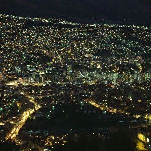 20088633 BOLIVIA La Paz Illuminated cityscape at night
