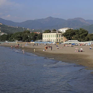 Italy, Liguria, Sestri Levante, beach scene