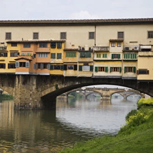Europe, Italy, Florence. River Arno and Ponte Vecchio bridge
