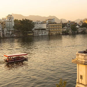 Houses on the shore of Lake Pichola, Udaipur, Rajasthan, India