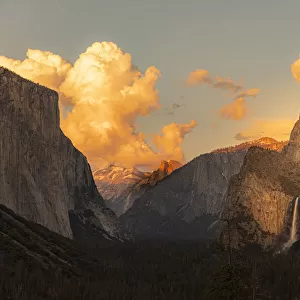 Iconic Tunnel View with Lenticular sunset clouds. Yosemite valley
