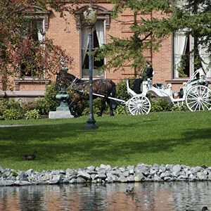 USA, New York, Saratoga Springs, carriage ride outside historical society museum