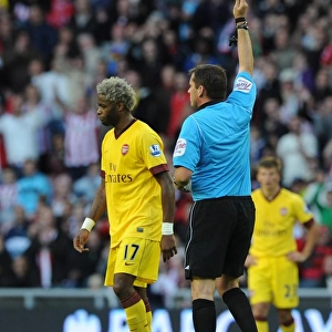 Alex Song (Arsenal) is shown a red card by referee Phil Dowd. Sunderland 1: 1 Arsenal
