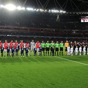 Arsenal and Milan teams line up before the match. Arsenal 3: 0 AC Milan