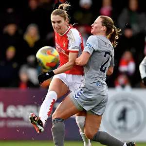 Arsenal vs Everton: Women's Super League Showdown at Meadow Park - A Battle of Passes and Pressure