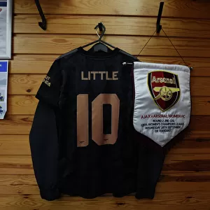 Arsenal Women Prepare for Ajax Showdown in Champions League: A Glimpse into the Changing Room