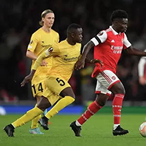 Arsenal's Bukayo Saka Clashes with Brice Wenbangomo in Europa League Battle