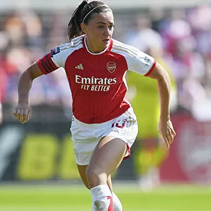 Arsenal's McCabe in Action: Arsenal Women vs Aston Villa (2022-23 FA Women's Super League)