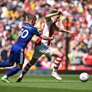 Arsenal's Rob Holding Overpowers Leeds Gelhardt in Intense Premier League Clash