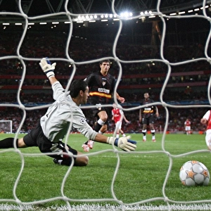 Eduardo scores Arsenal 3rd goal past Andres Palop (Sevilla)