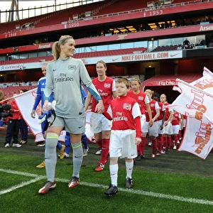 Emma Byrne (Arsenal Ladies) with the mascot. Arsenal Ladies 3: 1 Chelsea Ladies