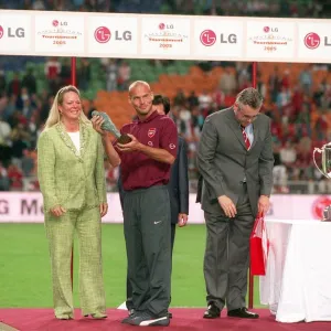 Freddie Ljungberg with his player of the tournament award. Arsenal 2: 1 Porto