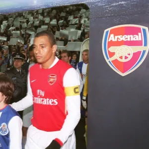 Gilberto (Arsenal) Lucho Gonzalez (Porto) lead out their teams