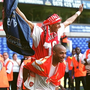Gilberto and Thierry Henry (Arsenal) celebrate at the end of the match
